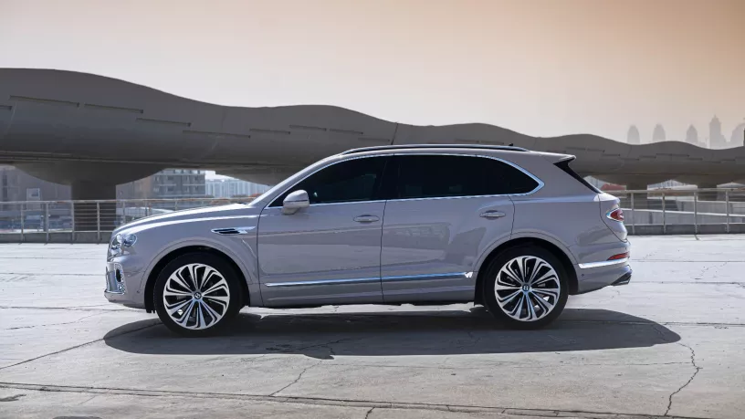Bentley Bentayga (Beige), 2022  zur Miete in Dubai