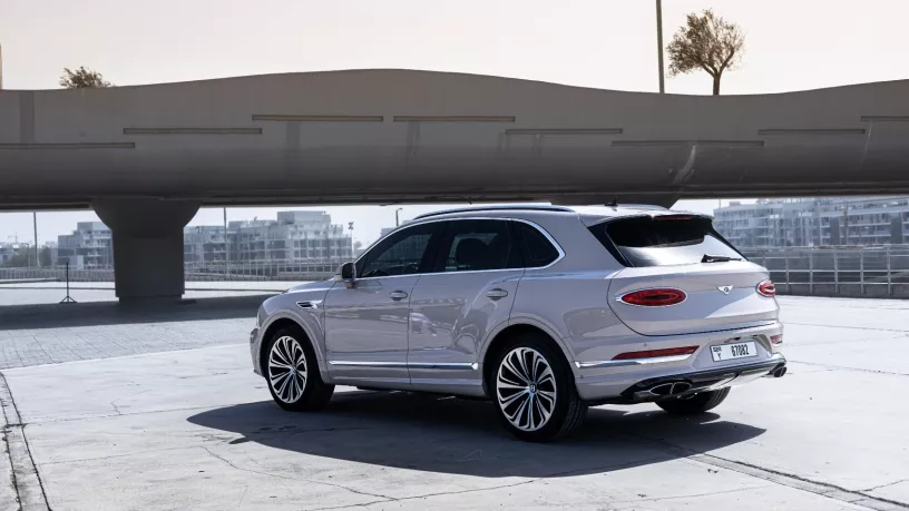 Bentley Bentayga (Beige), 2022  zur Miete in Dubai