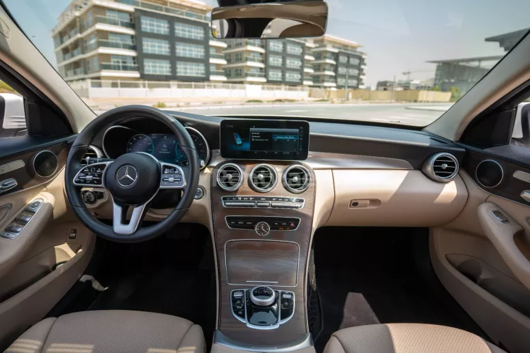 Abu Dabi'de kiralık Mercedes C300 (Beyaz), 2021