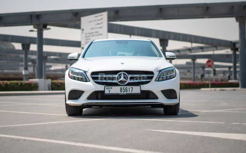 Abu Dabi'de kiralık Mercedes C300 (Beyaz), 2021