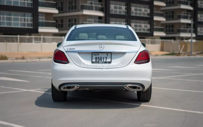 Abu Dabi'de kiralık Mercedes C300 (Beyaz), 2021