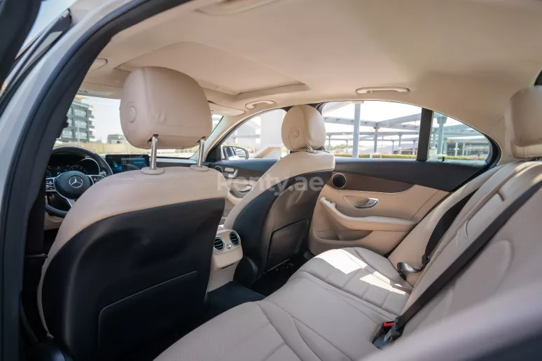 Abu Dabi'de kiralık Mercedes C300 (Beyaz), 2021
