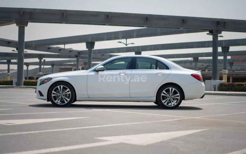 Abu Dabi'de kiralık Mercedes C300 (Beyaz), 2021