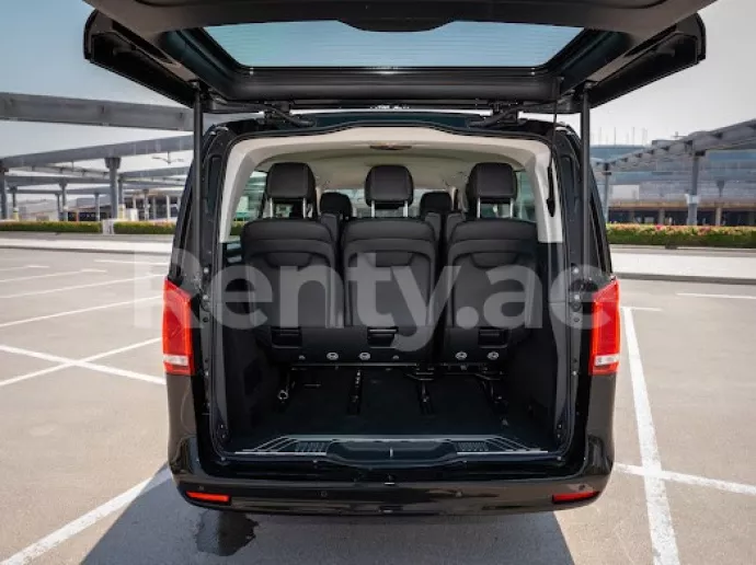 在迪拜 租 梅赛德斯 V250 (黑色), 2023