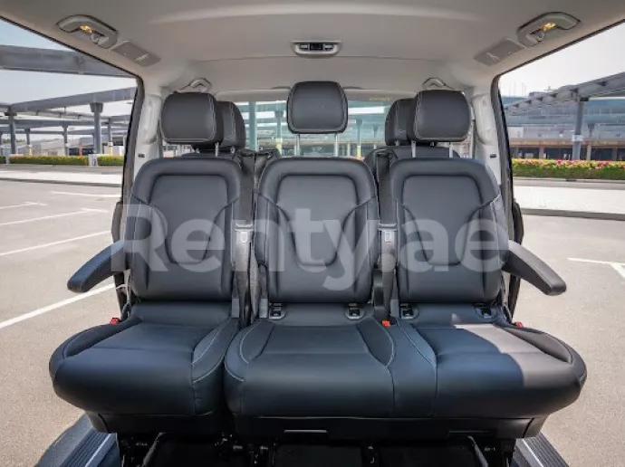 在迪拜 租 梅赛德斯 V250 (黑色), 2023