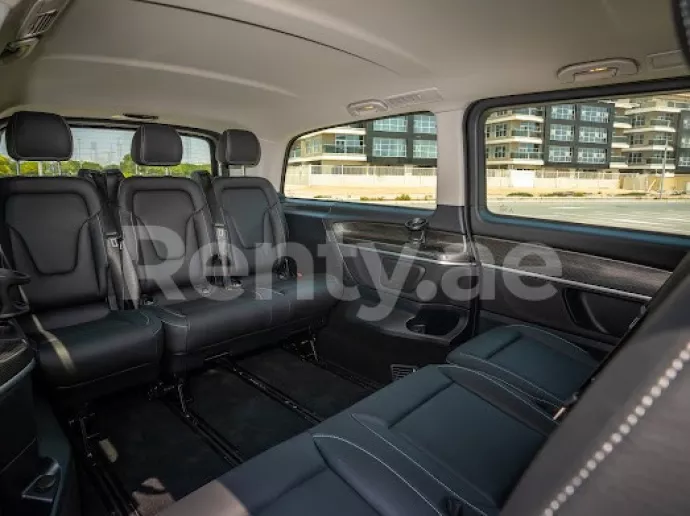 在迪拜 租 梅赛德斯 V250 (黑色), 2023