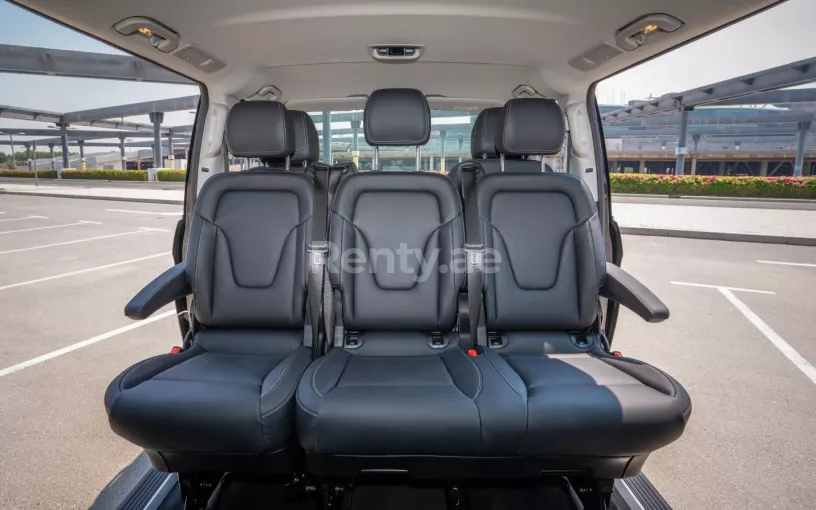 Mercedes V250 (Zwart), 2023 te huur in Abu Dhabi