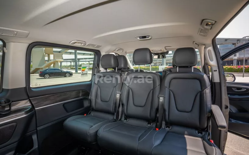 Mercedes V250 (Zwart), 2023 te huur in Abu Dhabi
