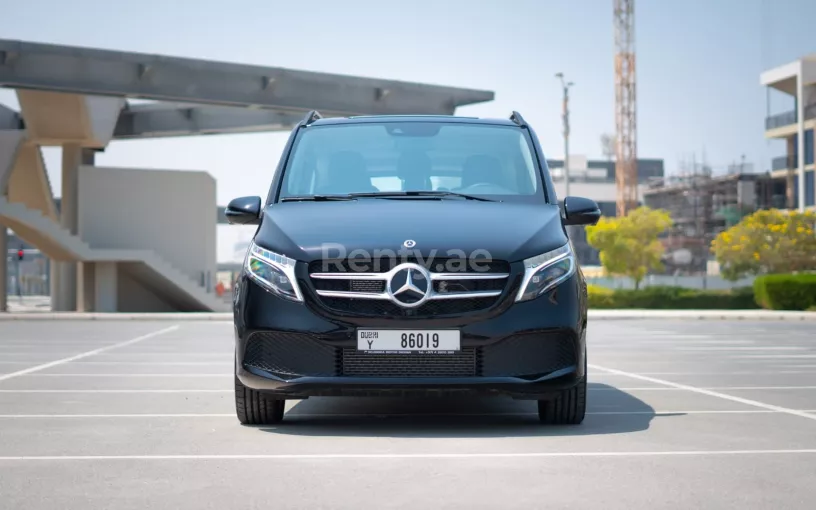 Mercedes V250 (Zwart), 2023 te huur in Abu Dhabi