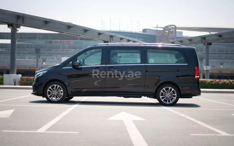 Mercedes V250 (Zwart), 2023 te huur in Abu Dhabi