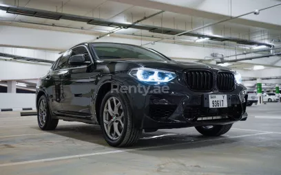 在迪拜 租 2020 宝马 X4 with X4M Body Kit (黑色), 2020
