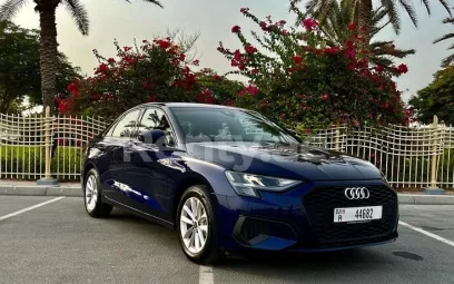 Audi A3 (Azul), 2023 para alquiler en Dub&aacute;i
