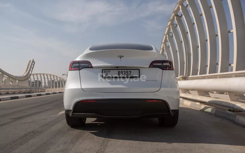 Tesla Model Y Long Range (Blanc), 2022 &agrave; louer &agrave; Duba&iuml;