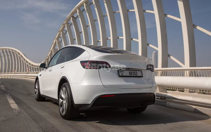 Tesla Model Y Long Range (Белый), 2022 для аренды в Абу-Даби