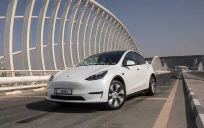 Abu Dabi'de kiralık Tesla Model Y Uzun Menzil (Beyaz), 2022