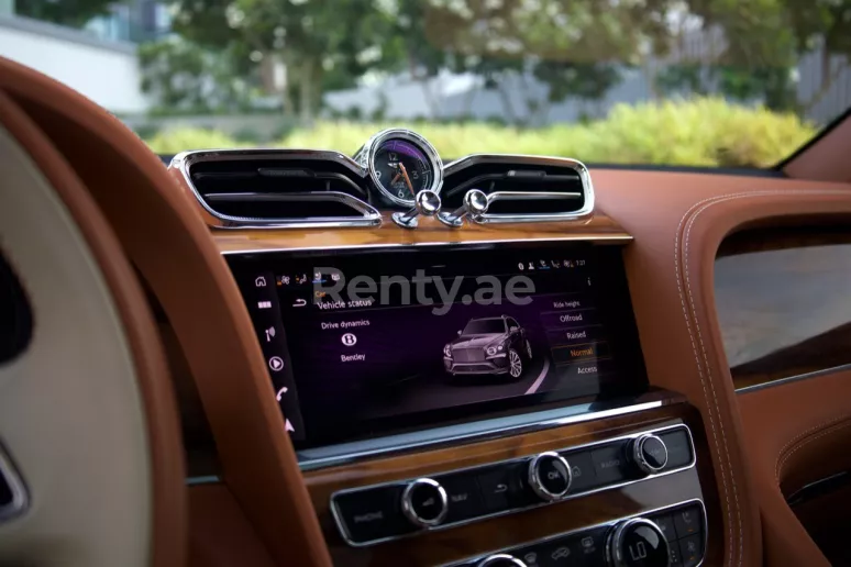 Dubai'de kiralık Bentley Bentayga (Gri), 2021