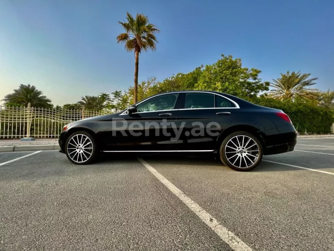 Dubai'de kiralık Mercedes C300 (Siyah), 2021