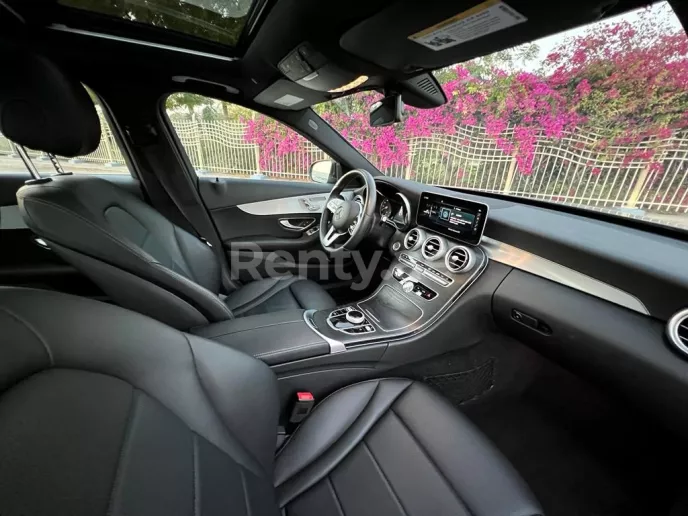 Dubai'de kiralık Mercedes C300 (Siyah), 2021