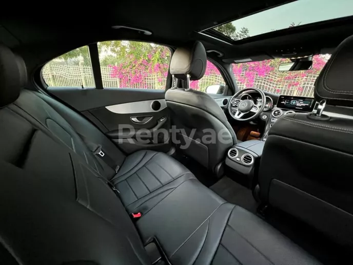 Dubai'de kiralık Mercedes C300 (Siyah), 2021
