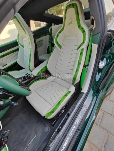 Porsche 911 Carrera Turbo S Top Car (Verde), 2021 para alquiler en Dub&aacute;i