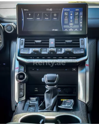 Dubai'de kiralık Toyota Land Cruiser Twin Turbo VXR (Beyaz), 2022