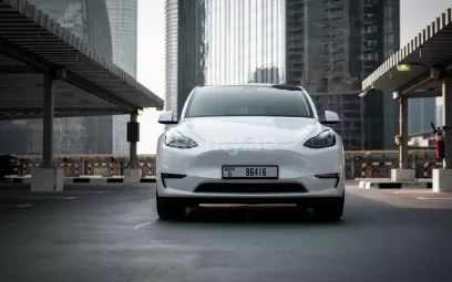 Tesla Model Y Long Range (Blanc), 2022 &agrave; louer &agrave; Duba&iuml;