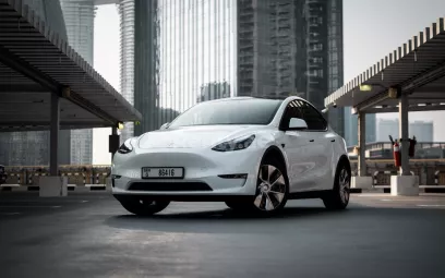 Abu Dabi'de kiralık Tesla Model Y Uzun Menzil (Beyaz), 2022
