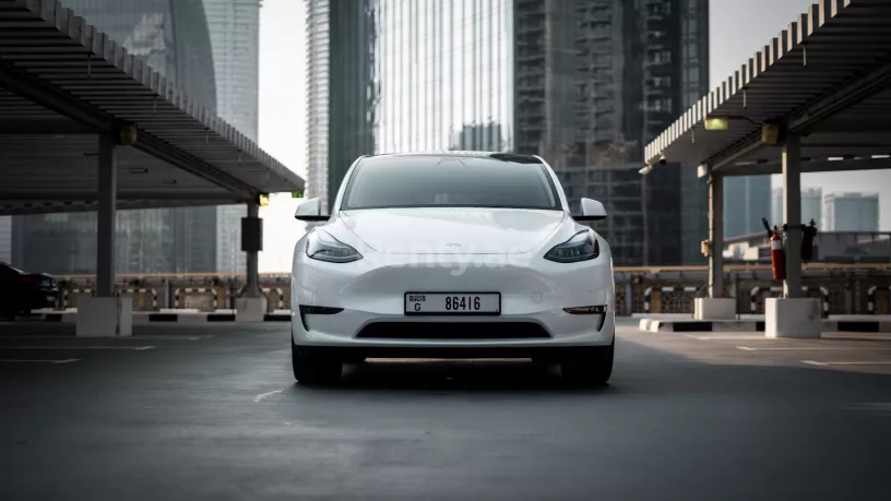 Tesla Model Y Long Range (Bianca), 2022 in affitto a Abu Dhabi