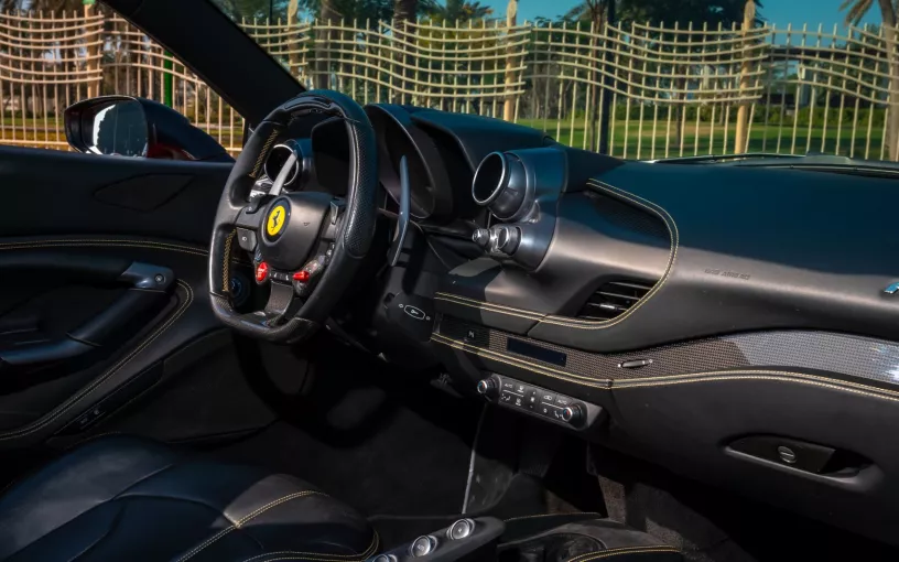 Şarika'de kiralık Ferrari F8 Tributo Spider (Kırmızı), 2022