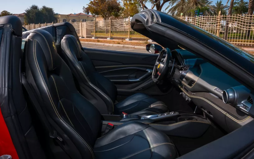 Şarika'de kiralık Ferrari F8 Tributo Spider (Kırmızı), 2022