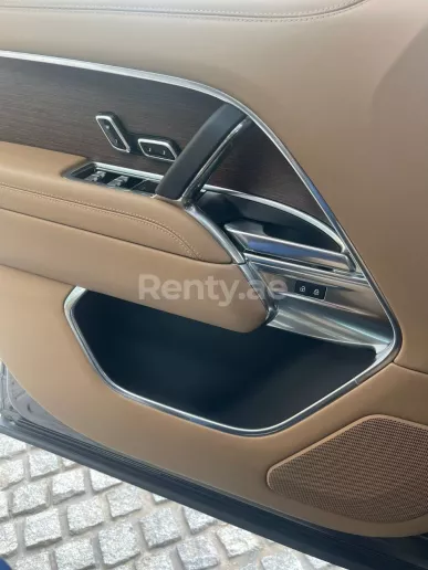 Range Rover Vogue (Grigio), 2022 in affitto a Dubai