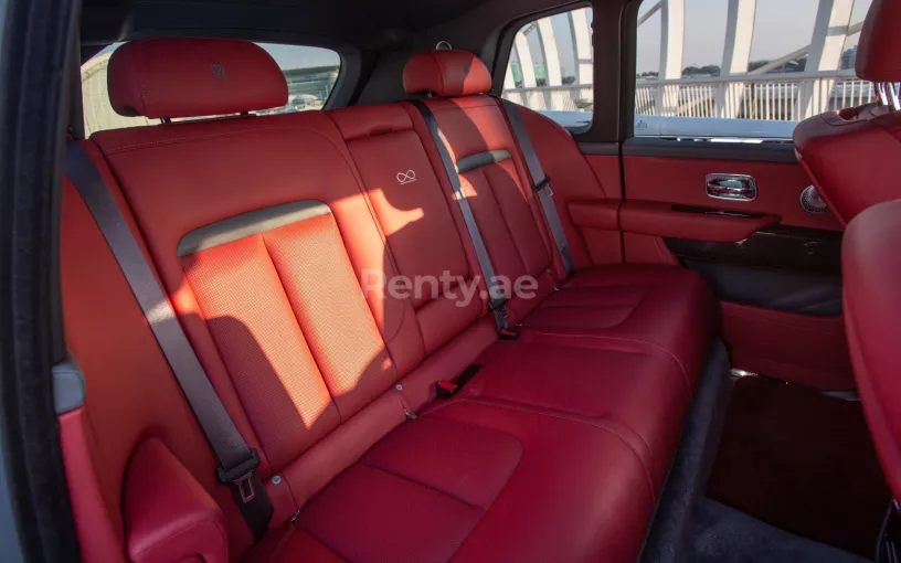 Abu Dabi'de kiralık Rolls Royce Cullinan (Gri), 2022