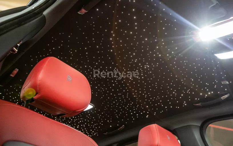 Abu Dabi'de kiralık Rolls Royce Cullinan (Gri), 2022