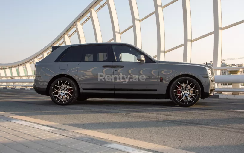 Abu Dabi'de kiralık Rolls Royce Cullinan (Gri), 2022
