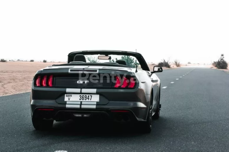 在迪拜 租 福特野马 敞篷车 V8 (深灰色), 2020