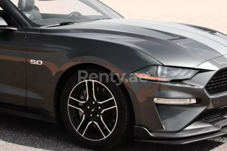在迪拜 租 福特野马 敞篷车 V8 (深灰色), 2020