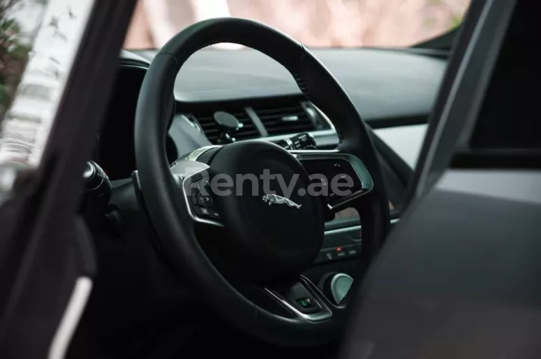 在迪拜 租 Jaguar E-Pace (深灰色), 2020