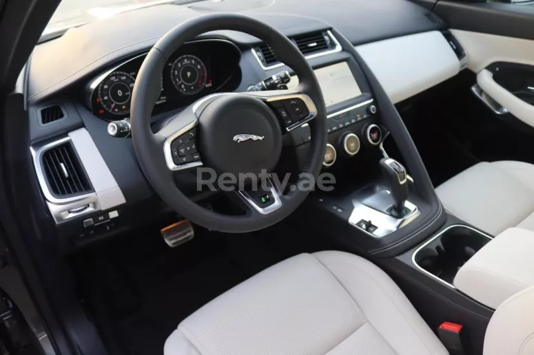 在迪拜 租 Jaguar E-Pace (深灰色), 2020