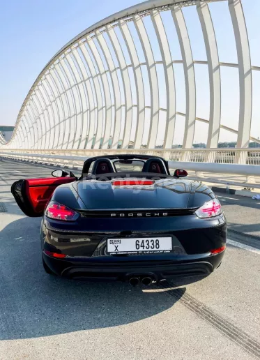 Porsche Boxster (Negro), 2020 para alquiler en Dub&aacute;i