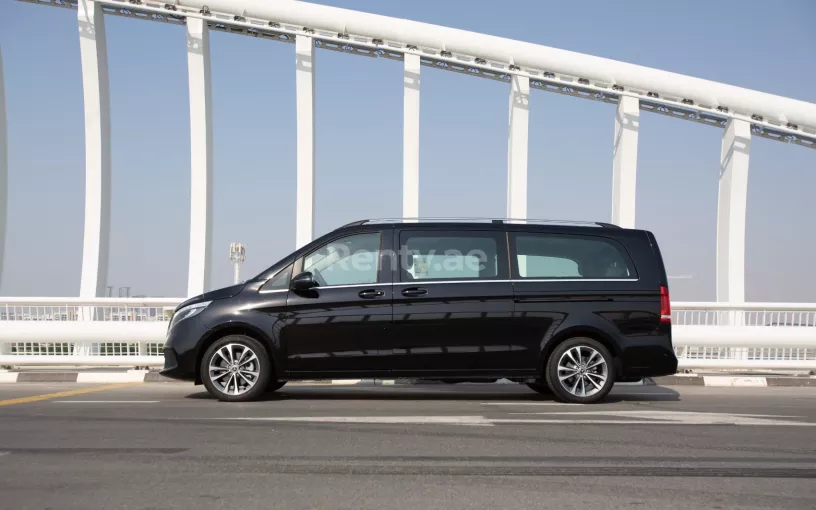 Mercedes V250 (Negro), 2023 para alquiler en Abu Dhabi