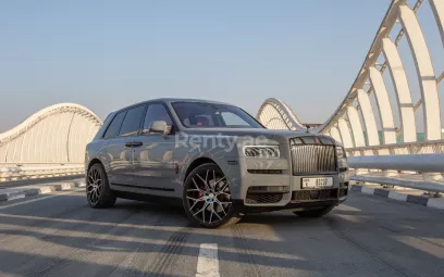 Rolls Royce Cullinan Black Badge Mansory (Gris), 2022 para alquiler en Abu Dhabi