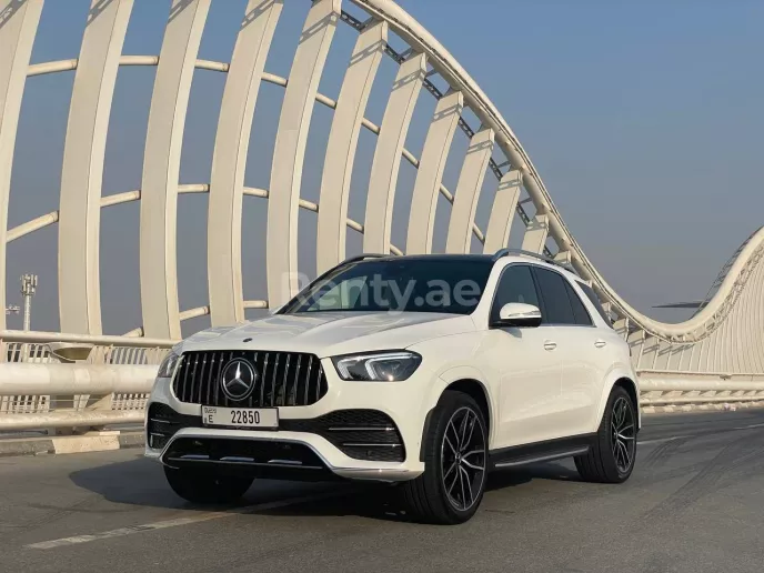 Mercedes GLE (Белый), 2021 для аренды в Дубай