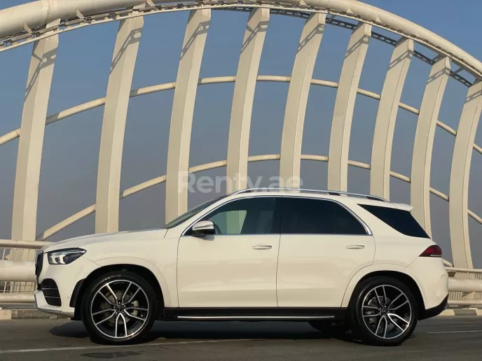 Mercedes GLE (Белый), 2021 для аренды в Дубай