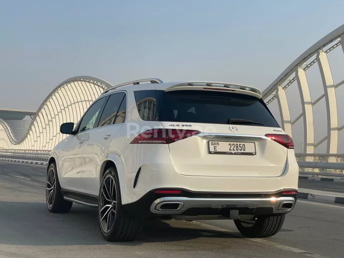 Mercedes GLE (Белый), 2021 для аренды в Дубай