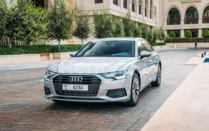 Audi A6 (Gris), 2022 para alquiler en Dub&aacute;i