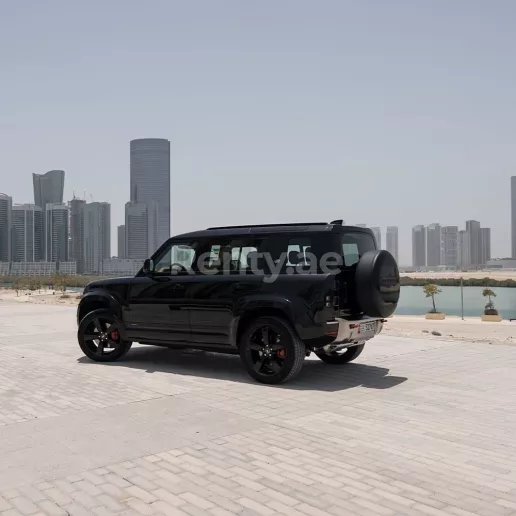 إيجار لاند روفر ديفندر (أسود), 2022 في دبي