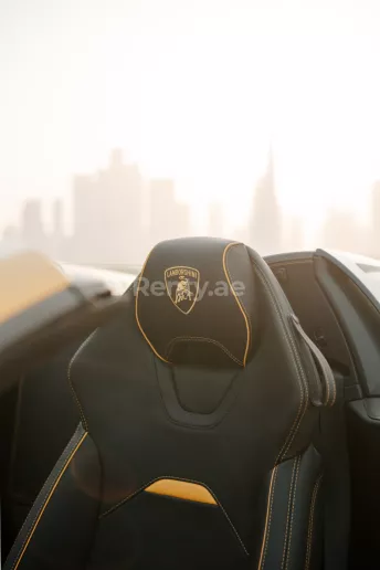 إيجار لامبورغيني إيفو سبايدر (الأصفر), 2022 في دبي