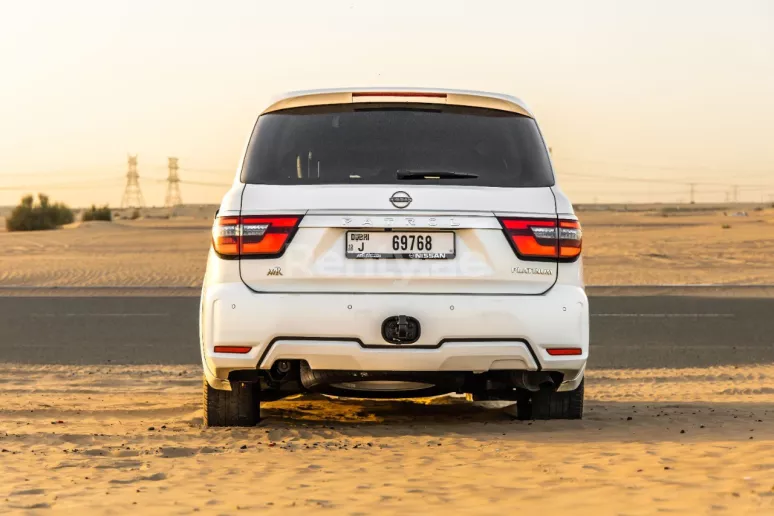 2021 Nissan Patrol Platinum (Белый), 2021 для аренды в Дубай