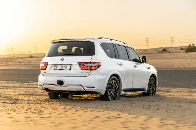 2021 Nissan Patrol Platinum (Белый), 2021 для аренды в Дубай