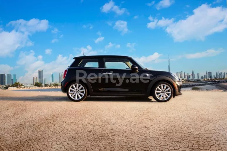 Mini Cooper (Negro), 2019 para alquiler en Dub&aacute;i